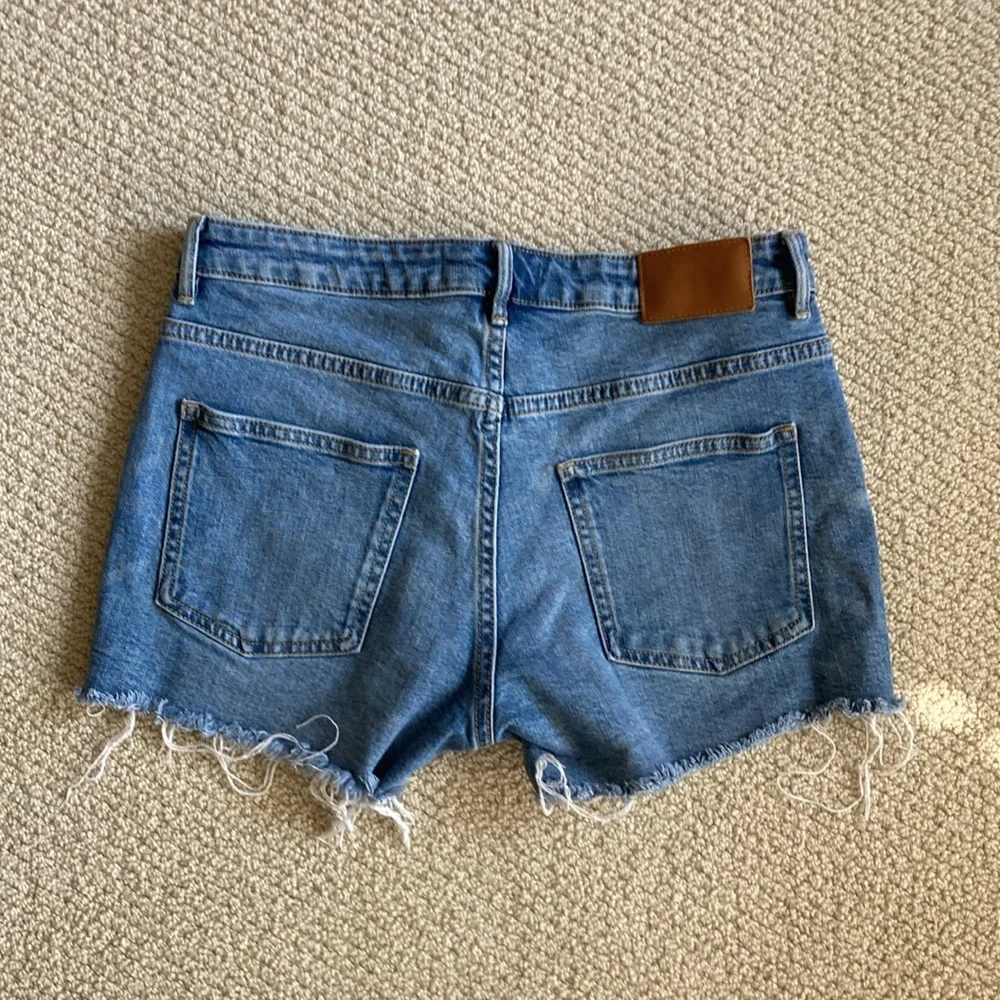 H&M L.O.G.G. Jean Shorts Denim Style Blue 3” Shag Cutoff Size 8 Like New MIDI